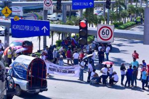 Maestros bloquean cuatro horas el bulevar Guerrero