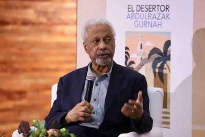En encuentro, llama el escritor Abdulrazak Gurnah a distinguir entre exilio y migración