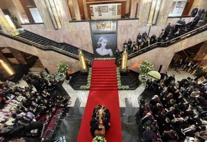 Despiden entre lágrimas y recuerdos a Silvia Pinal con homenaje en Bellas Artes