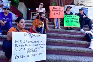 No les pagan a pensionados del ISSSPEG y se movilizan