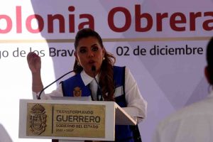 Es falsa la versión de su boda, dice Evelyn; se lanza contra “micromachismo” y misoginia