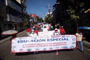 Marchan mil trabajadores del SNTE en la capital y mantienen su protesta estatal