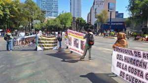 Bloquean costachiquenses Paseo de la Reforma