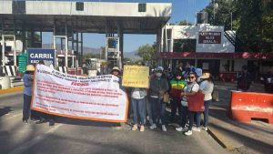 Personal administrativo de la SEG toma la caseta en Iguala para exigir entrar al Fone