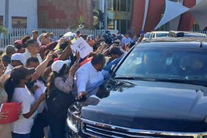 Damnificados por John y madres buscadoras protestan fuera de la reunión de Sheinbaum
