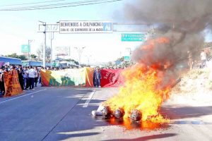 Cierran la autopista en Chilpancingo para exigir justicia para los normalistas Alexis y Gabriel