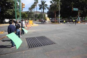 Siguen los bloqueos de trabajadores de la SEG para exigir pago de salarios y bonos