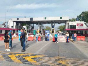 El PAAE bloquea la caseta en Iguala por seis horas; les impiden tomar La Venta