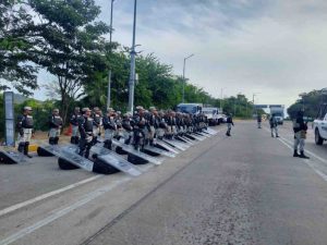 Impiden antimotines bloqueo en la caseta de La Venta