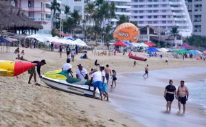 Día “tristón” y con pocos turistas en playas de Acapulco