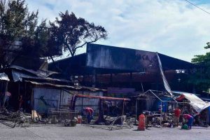 Consumen las llamas 31 locales semifijos frente a la nave de flores en Constituyentes