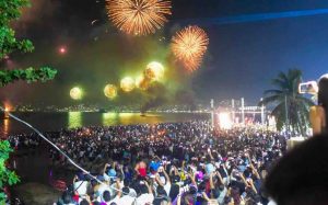 Miles asisten a la gala de pirotecnia; se ocupan en Acapulco 96.1%% de sus cuartos disponibles