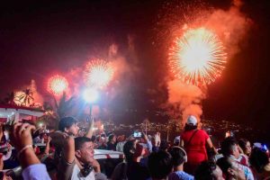 Disfrutan miles de acapulqueños y visitantes el espectáculo de pirotecnia por el Año Nuevo