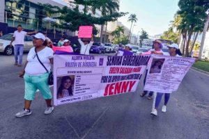 Bloquean la Costera y marchan para exigir la aparición de la joven Jennifer