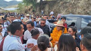 No dejar inconclusas obras de los caminos artesanales, ofrece Evelyn en la Montaña