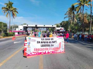 Toman maestros en Iguala nueve horas la caseta de peaje; exigen el pago de adeudos
