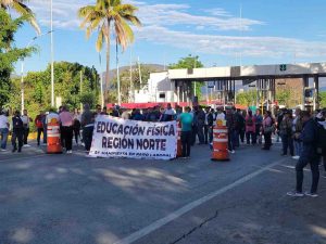 Mantienen trabajadores las protestas pese al pedido del SNTE de volver a las aulas