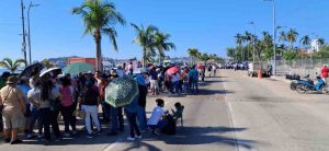 Protestan maestros en cinco ciudades del estado