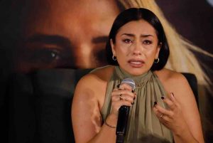 Llora la actriz Adriana Paz, de Emilia Pérez, por las duras críticas hacia la película sobre la violencia en México