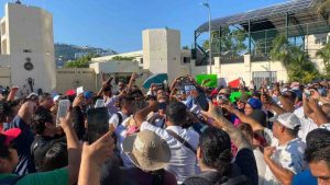 Maestros del SNTE corren al dirigente de la sección 14 de una protesta en Acapulco