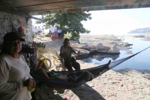 Prestadores de servicios limpian el río Camarón; hallan descargas de aguas negras