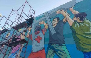 Elaboran mural en homenaje a quienes ayudaron para iluminar a Acapulco luego del golpe de Otis