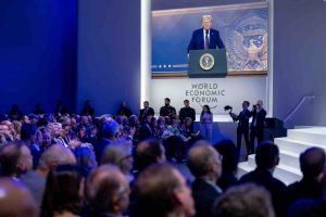 Arremete Trump contra Canadá en Davos; “no necesitamos su madera ni su petróleo ni su gas”