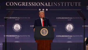 Trump apoya que deportados estén esposados; “son asesinos, miembros de pandillas”, afirma