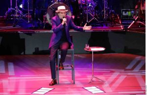 “¡Heme aquí!”, dice Sabina en el Auditorio Nacional al comienzo de su última gira