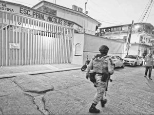 Maestros y padres suspenden clases en la primaria en donde asesinaron a un docente
