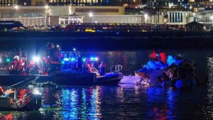 Un avión con 64 personas a bordo y un helicóptero militar chocan en Washington