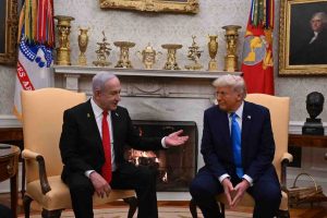 Advierte Trump que EU “se hará cargo” de la Franja de Gaza, y baraja enviar tropas