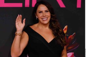 Saca Netflix a la actriz trans Karla Sofía Gascón de la campaña rumbo a los premios Oscar