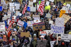 Miles protestan en varios estados de EU contra las políticas del gobierno de Trump