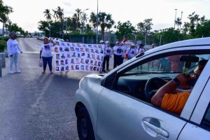 Bloquean la Costera por el retiro de fichas de desaparecidos; acusan al Ayuntamiento
