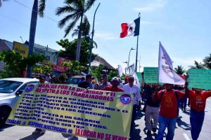 Marchan por la Costera trabajadores del hotel Copacabana para exigir su reinstalación