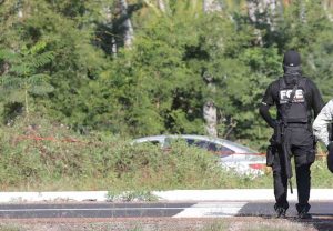 Matan a policía municipal y a su madre y hieren a su padre en ataque a su auto en Viaducto Diamante