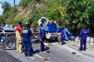 En otro accidente en la Escénica vuelca pipa a alta velocidad; es el quinto del año