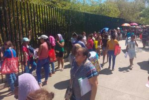 Sufren mujeres agobiantes filas para registrarse en el programa Tarjeta Violeta