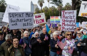 Protestas en decenas de ciudades en EU contra Trump y Musk en el “Día de los Presidentes”