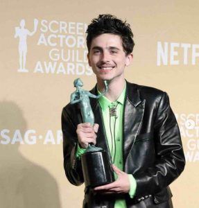 Premia el Sindicato de Actores a Timothée Chalamet, Demi Moore y elenco de Cónclave