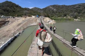 Peligro en puentes colgantes sobre el río Omitlán