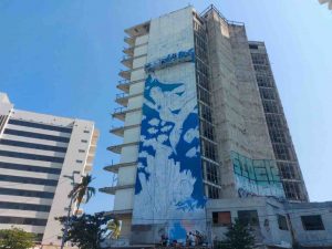 Interviene el artista plástico David de León la fachada del ex hotel Maris