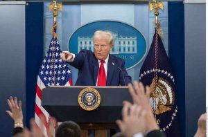Trump da inicio a la guerra comercial e impone aranceles a México; cae la Bolsa y sube el dólar