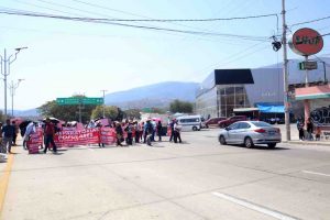 La sección 14 del SNTE se manifiesta en oficinas de la SEG; exige plazas y pagos