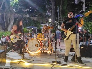 Tocan jóvenes bandas de rock en el Zócalo de la ciudad ante un centenar de personas