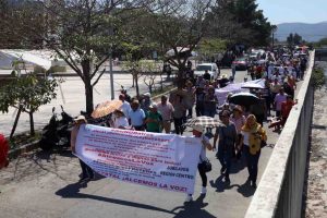 Maestros protestan en el Recinto Estatal y el Congreso local contra la ley del ISSSTE