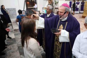 Pide el obispo González a los feligreses católicos influir en la sociedad para lograr la paz