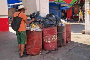 Aún hay basura en la Costera y avenidas aledañas a seis días de labores de Fonatur