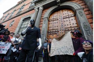 Defienden la libertad de expresión en la Academia de San Carlos ante fallo de un juez contra expo de Fabián Cháirez